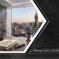 محامي قضايا رشوة بمكة يناقش ملف قضية جنائية مع موكل داخل مكتب محاماة