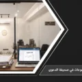 مكتب محاماة يوضح إجابة سؤال: ماهي المشفوعات في صحيفة الدعوى؟، حيث يظهر لابتوب مفتوح وبجانبه ملفات مختومة بعبارات 'إثبات' و'مستندات داعمة'.